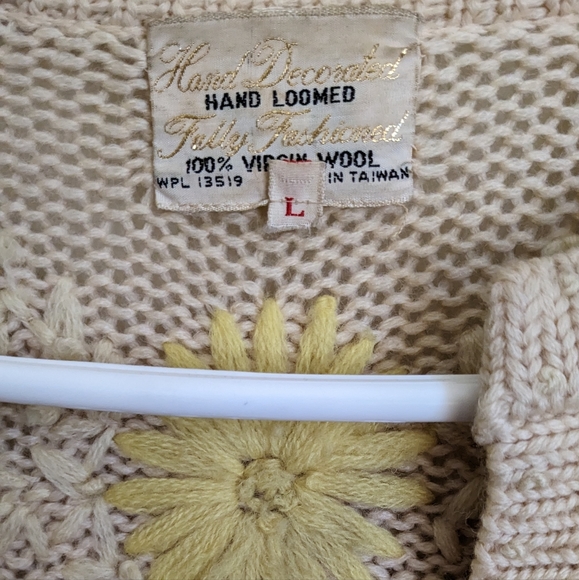 Darling VINTAGE hand-loomed daisy sweater! - Picture 7 of 11